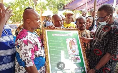 LA SOCIÉTÉ CIVILE À LAQUELLE APPARTIENT LE (MMLK) A REMIS UN TABLEAU AU PASTEUR KOMI EDOH EN HOMMAGE À SA FEUE MÈRE