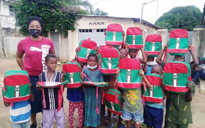 AUX DÉMUNIS DE LA COMMUNE DU GOLFE 2, LA CONSEILLÈRE Mme EMMANUELLA BOUABEN-K. DISTRIBUE DES KITS SCOLAIRES