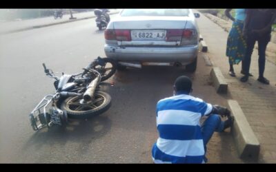 STATIONNEMENT SAUVAGE : VOICI COMMENT CE CONDUCTEUR DE MOTO TAXI A FAILLI PERDRE SA VIE