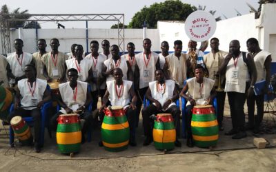 LE GROUPE MUSICAL DÉNOMMÉ DE GLOIRE EN GLOIRE PORTÉ SUR LES FONTS BAPTISMAUX. UNE PIERRE À LA CONSTRUCTION DE LA CULTURE TOGOLAISE