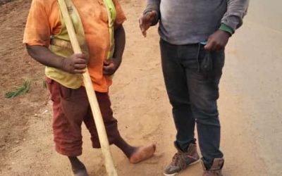 CET HOMME MÉRITE DÉCORATION ET UNE ASSISTANCE PÉCUNIAIRE SOCIALE