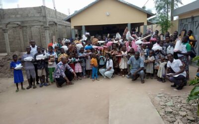 L’ASSOCIATION UN GESTE , UN SOURIRE FAIT DON DE FOURNITURES SCOLAIRES À 200 ENFANTS DANS LA COMMUNE HAHO 1