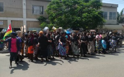 LES FEMMES DU MARCHÉ D&rsquo;ATIKPODJI ONT MARCHÉ EN NOIR À TRAVERS LE GRAND MARCHÉ DE LOMÉ