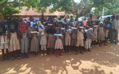 LA SOLIDARITÉ TOGOLAISE AU LIBAN ADJOINTE PAR LE HAUT CONSEIL DES TOGOLAIS DE L’ETRANGER (HCTE) OFFRENT DES KITS SCOLAIRES AUX ÉLÈVES DE L’EPP ADJOUGBA À LOMÉ