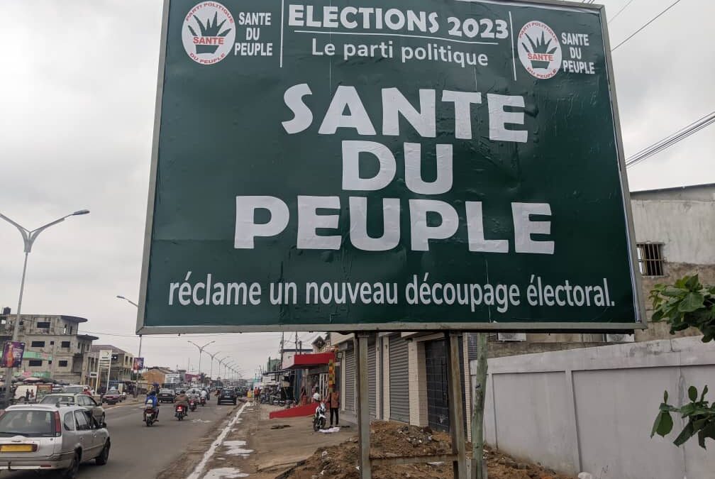 TOGO/POLITIQUE : LE PARTI SOCIALISTE SANTÉ DU PEUPLE ARBORE LES RUES DE LOMÉ AVEC DES PANNEAUX PARLANT