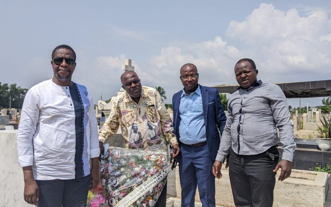 TOGO/ 61 ANS DE L&rsquo;ASSASSINAT DE SYLVANUS OLYMPIO : LES ORGANISATIONS DE LA SOCIÉTÉ CIVILE ONT POSÉ UNE GERBE DE FLEURS SUR SA TOMBE À AGOUÉLAND/BENIN