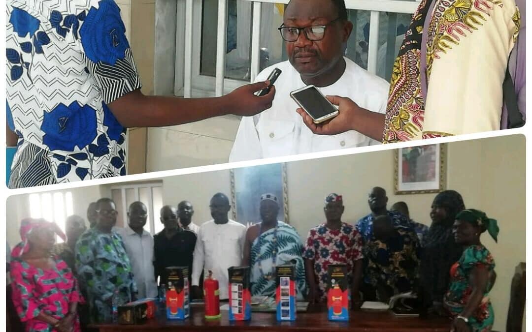 TOGO : L&rsquo;ASSOCIATION « Le FUTUR » DE HOR PIERRE DOTE LES MARCHÉS D&rsquo;AMOUTIVÉ ET DE BÈ D&rsquo;EXTINCTEURS DE FEU.