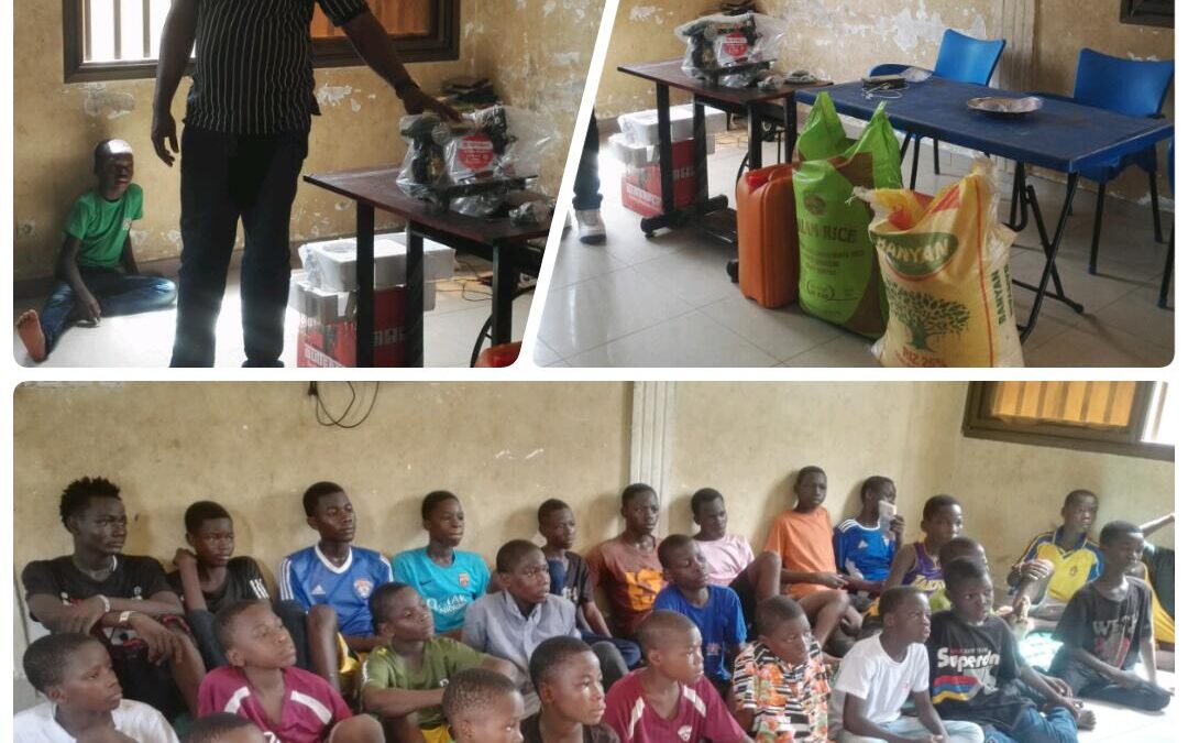 LES PENSIONNAIRES DE L&rsquo;ORPHELINAT  VISITÉS PAR LES DONS LE L&rsquo;APÔTRE KING YOSHUA AGBOTI