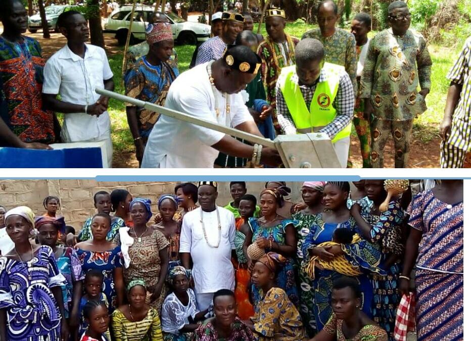 TOGO/ BAS-MONO : SA MAJESTÉ TOGBUI MESSEKO 1er CHEF DU VILLAGE DE ZOOTI NOVISSI (CANTON D’ATTITOGON) RÉCEPTIONNE UN PUIT DE FORAGE AU PROFIT DE SES ADMINISTRÉS