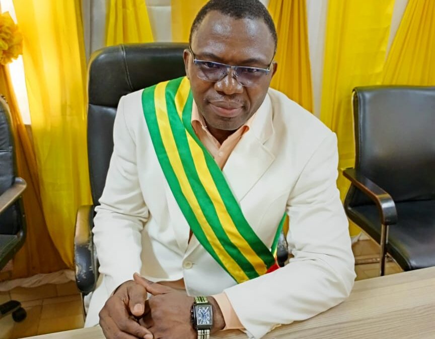 LE MAIRE DE LA COMMUNE DU GOLFE 2 ACCOMPAGNÉ DU COMMISSAIRE DE POLICE DU COMMISSARIAT DE (TOKOIN FOREVER) ONT RENDU VISITE À LA FAMILLE DU JEUNE WINNER ÉGORGÉ À ATTIÉGOU TOGO 2000