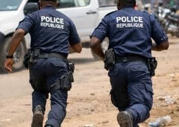 DEUX POLICIERS EN FUITE DANS UNE AFFAIRE DE TÉLÉPHONE PORTABLE