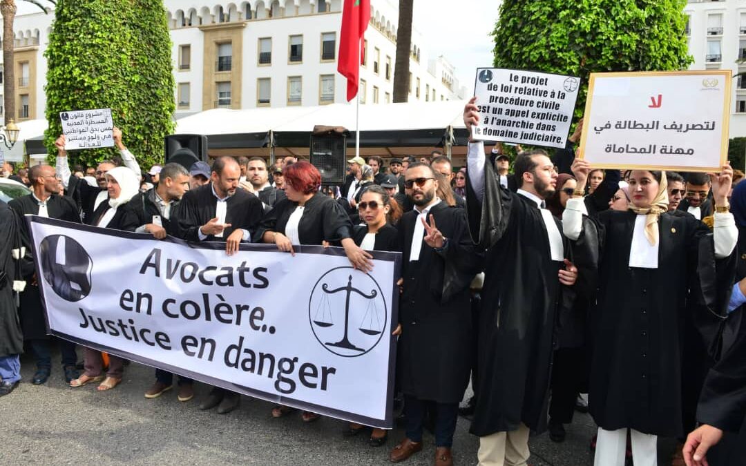 FRANCE : VERS UNE JUSTICE SANS PROCÈS ? LES AVOCATS DISENT NON