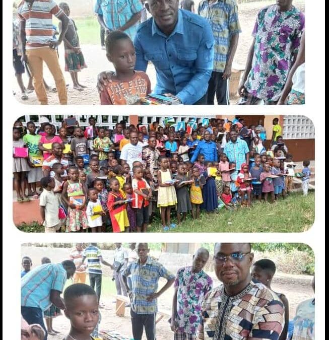 ÉDUCATION/VO4* *LE CONSEILLER MUNICIPAL JEAN NOUZIAYOVO OFFRE DES KITS SCOLAIRES AUX ÉLÈVES DE VODJÉ