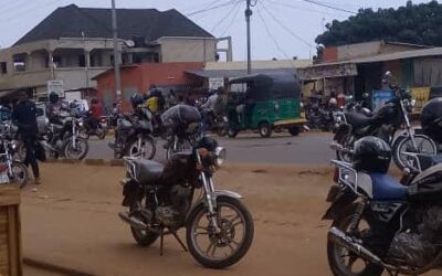 DRAME ROUTIER À SÈGBÉ : UN MOTOCYCLISTE PERD LA VIE DANS UN VIOLENT ACCIDENT